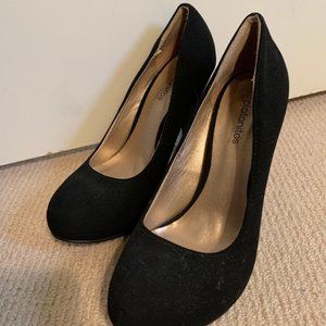 Black Pumps